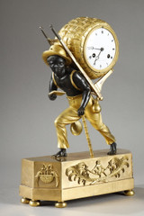 Emaille-Zifferblatt, integriert in die Haube einer Empire-Uhr