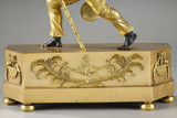 Empire-Uhr, die patinierte und vergoldete Bronze kombiniert