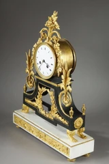 Set bestehend aus einer Uhr und einem Paar Wegweiser-Kandelaber