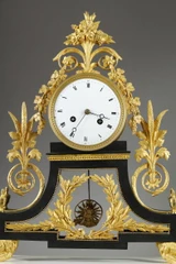 Set bestehend aus einer Uhr und einem Paar Wegweiser-Kandelaber