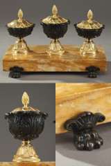ÉCRITOIRE ANCIEN EN BRONZE ET MARBRE DE SIENNE, EPOQUE XIXE SIECLE ÉCRITOIRE ANCIEN EN BRONZE ET MARBRE DE SIENNE, EPOQUE XIXE SIECLE