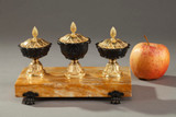 ÉCRITOIRE ANCIEN EN BRONZE ET MARBRE DE SIENNE, EPOQUE XIXE SIECLE ÉCRITOIRE ANCIEN EN BRONZE ET MARBRE DE SIENNE, EPOQUE XIXE SIECLE