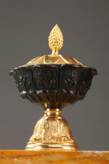 ÉCRITOIRE ANCIEN EN BRONZE ET MARBRE DE SIENNE, EPOQUE XIXE SIECLE ÉCRITOIRE ANCIEN EN BRONZE ET MARBRE DE SIENNE, EPOQUE XIXE SIECLE