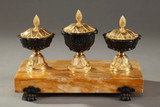 ÉCRITOIRE ANCIEN EN BRONZE ET MARBRE DE SIENNE, EPOQUE XIXE SIECLE ÉCRITOIRE ANCIEN EN BRONZE ET MARBRE DE SIENNE, EPOQUE XIXE SIECLE