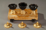 ÉCRITOIRE ANCIEN EN BRONZE ET MARBRE DE SIENNE, EPOQUE XIXE SIECLE ÉCRITOIRE ANCIEN EN BRONZE ET MARBRE DE SIENNE, EPOQUE XIXE SIECLE