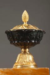 ÉCRITOIRE ANCIEN EN BRONZE ET MARBRE DE SIENNE, EPOQUE XIXE SIECLE ÉCRITOIRE ANCIEN EN BRONZE ET MARBRE DE SIENNE, EPOQUE XIXE SIECLE