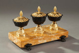 ÉCRITOIRE ANCIEN EN BRONZE ET MARBRE DE SIENNE, EPOQUE XIXE SIECLE ÉCRITOIRE ANCIEN EN BRONZE ET MARBRE DE SIENNE, EPOQUE XIXE SIECLE