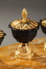 ÉCRITOIRE ANCIEN EN BRONZE ET MARBRE DE SIENNE, EPOQUE XIXE SIECLE ÉCRITOIRE ANCIEN EN BRONZE ET MARBRE DE SIENNE, EPOQUE XIXE SIECLE