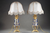 LAMPE A PETROLE EN PORCELAINE DE PARIS ET BRONZE A DECOR DE FLEURS POLYCHROMES