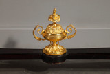 Console XIXe ornée de porcelaines Console XIXe ornée de porcelaines