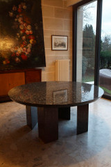 Table moderniste ronde en granit