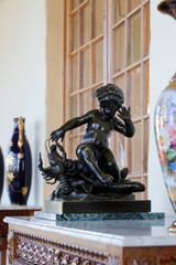 SCULPTURE EN BRONZE, "ENFANT PINCÉ PAR UNE ÉCREVISSE", D'APRÈS JEAN-BAPTISTE PIGALLE, XIXÈME