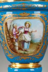 Две фарфоровые вазы в севрском стиле