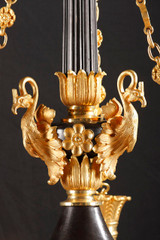 LUSTRE DE STYLE EMPIRE EN BRONZE PATINE ET DORE A TROIS FEUX