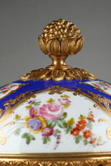 POT POURRI IN PORCELAIN IN THE TASTE OF SEVRES AND MOUNT IN BRONZE GILDED