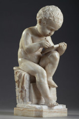 SCULPTURE EN ALBATRE "ENFANT DESSINANT" D'APRES CHARLES-GABRIEL SAUVAGE DIT LEMIRE (1741-1827)