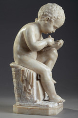 SCULPTURE EN ALBATRE "ENFANT DESSINANT" D'APRES CHARLES-GABRIEL SAUVAGE DIT LEMIRE (1741-1827)