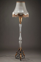 LAMPADAIRE TRIPODE VINTAGE EN FER FORGE ET CRISTAL DANS LE STYLE DE GILBERT POILLERAT LAMPADAIRE TRIPODE VINTAGE EN FER FORGE ET CRISTAL DANS LE STYLE DE GILBERT POILLERAT