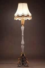 LAMPADAIRE TRIPODE VINTAGE EN FER FORGE ET CRISTAL DANS LE STYLE DE GILBERT POILLERAT LAMPADAIRE TRIPODE VINTAGE EN FER FORGE ET CRISTAL DANS LE STYLE DE GILBERT POILLERAT