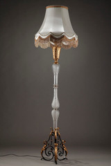 LAMPADAIRE TRIPODE VINTAGE EN FER FORGE ET CRISTAL DANS LE STYLE DE GILBERT POILLERAT LAMPADAIRE TRIPODE VINTAGE EN FER FORGE ET CRISTAL DANS LE STYLE DE GILBERT POILLERAT