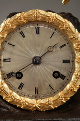 HORLOGE ANCIENNE AU CAVALIER EN BRONZE DORE ET PATINE, 19EME SIECLE HORLOGE ANCIENNE AU CAVALIER EN BRONZE DORE ET PATINE, 19EME SIECLE