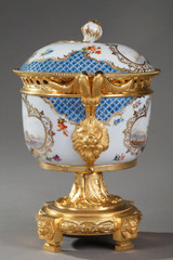 VASES DECORATIFS POTS-POURRIS EN PORCELAINE DE SAXE, MANUFACTURE DE VOLKSTEDT-RUDOLSTADT VASES DECORATIFS POTS-POURRIS EN PORCELAINE DE SAXE, MANUFACTURE DE VOLKSTEDT-RUDOLSTADT