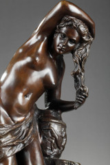 STATUETTE EN BRONZE "BAIGNEUSE PRES D'UNE RIVIERE", DEBUT DU 20EME SIECLE