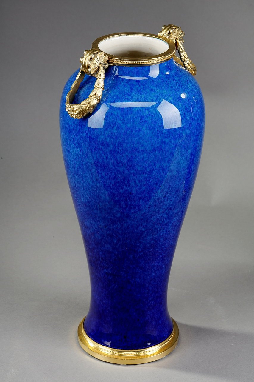CHINE. ASSIETTE EN porcelaine à décor en camaïeu bleu de fleurs, XVIIIe siècle