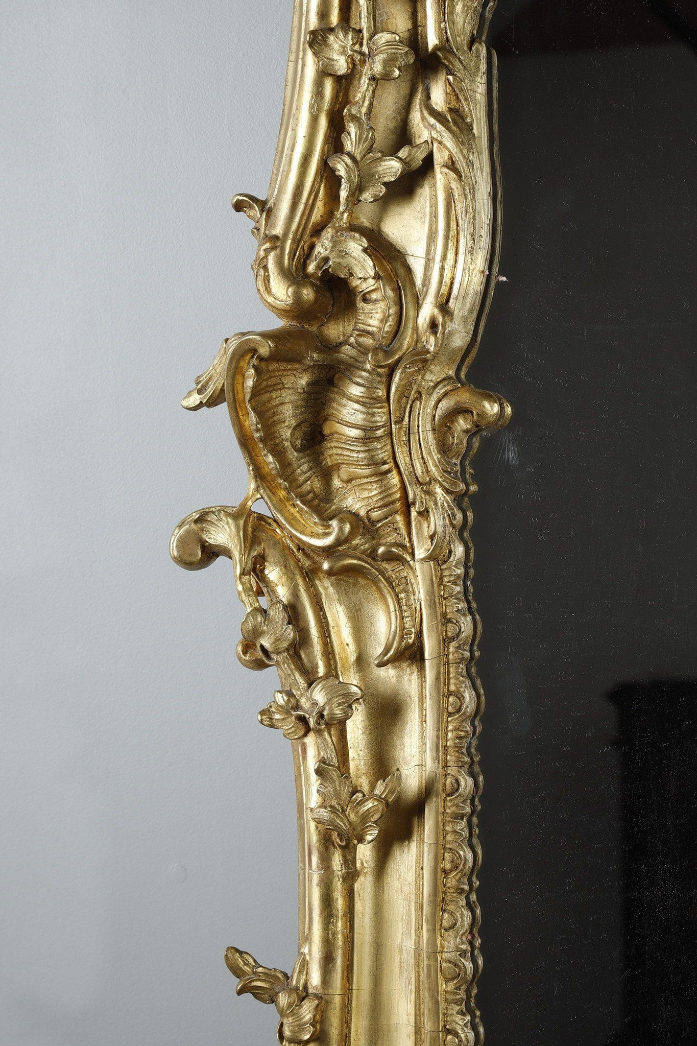 Miroir en bois doré et sculpté