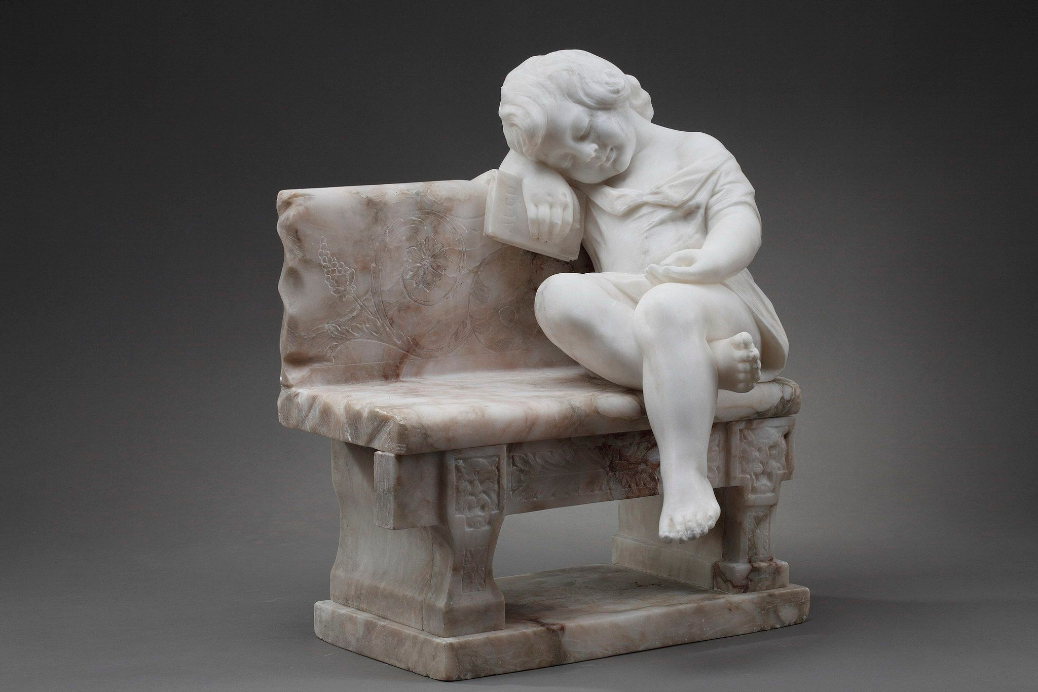 Sculpture d'enfant sur un banc