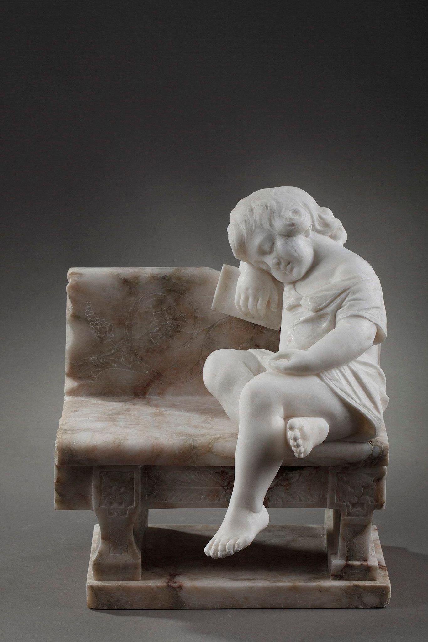 Statue d'enfant en albâtre