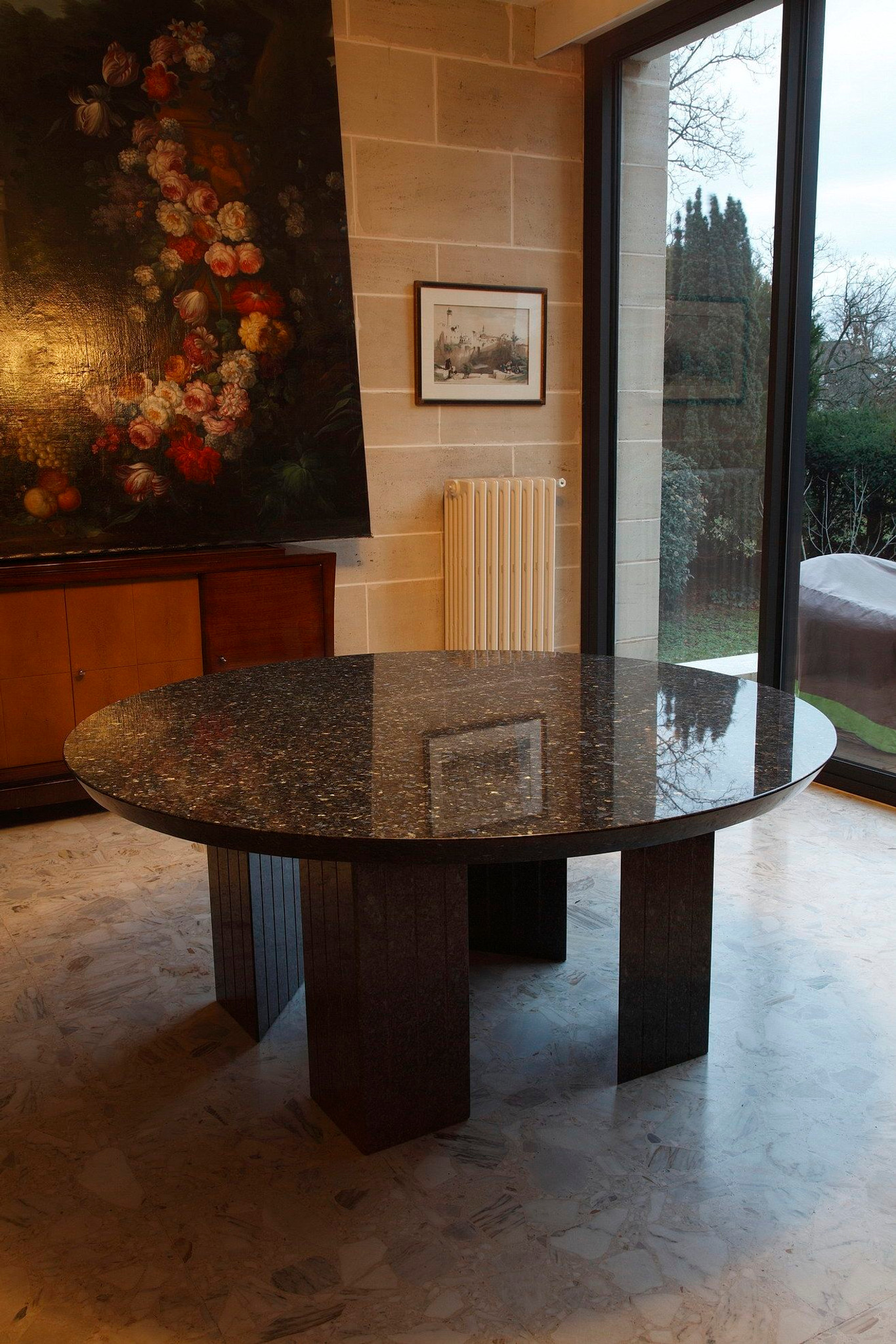 Table moderniste ronde en granit