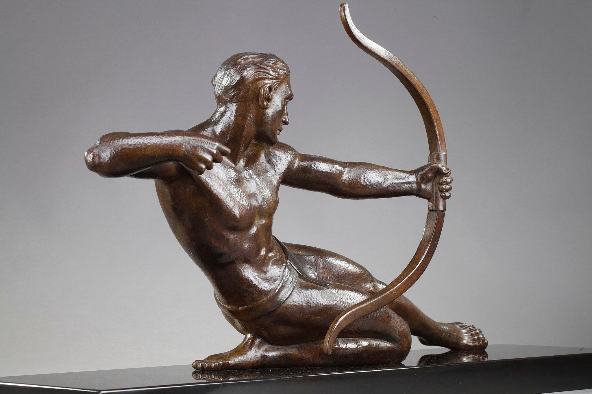 Ancienne statue en bronze "Archer"