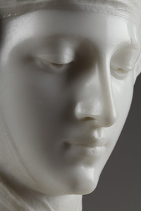 Buste de la vierge voilée en marbre de carrare