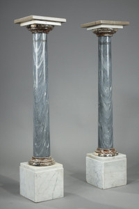 Deux colonnes en marbre gris
