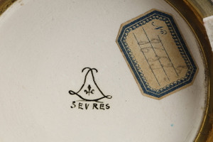 Vase bleu signé Sèvres en porcelaine