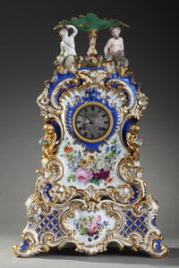 Pendule rocaille en porcelaine, XIXe siècle