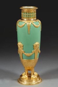 Vase en opaline vert à décor de satyre