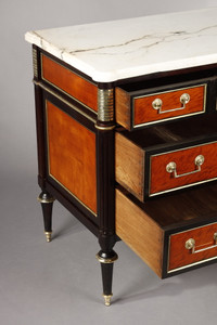 Mahogany chest of drawers from the late 18th century