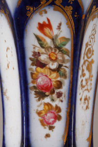 PAIRE DE VASES NAPOLEON III EN PORCELAINE