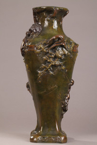 Vase avec sculpture en bronze
