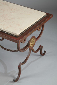 TABLE BASSE EN FER FORGE ET DORE DANS LE STYLE DE GILBERT POILLERAT