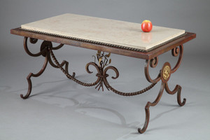 TABLE BASSE EN FER FORGE ET DORE DANS LE STYLE DE GILBERT POILLERAT