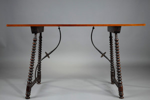Table en bois tourné