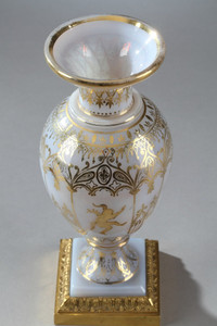 Vase en opaline à décor gothique