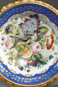 PRESENTOIR ANCIEN A DAUPHIN EN PORCELAINE POLYCHROME ET OR, 19EME SIECLE