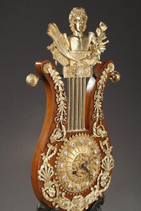 GRANDE PENDULE LYRE EN LOUPE D'ORME ET BRONZE