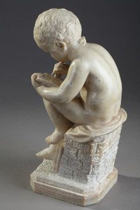 SCULPTURE EN ALBATRE "ENFANT DESSINANT" D'APRES CHARLES-GABRIEL SAUVAGE DIT LEMIRE (1741-1827)