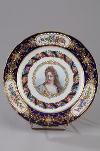 DEUX ASSIETTES EN PORCELAINE DE PARIS, XIXE SIECLE