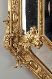 GRAND MIROIR A PARECLOSES EN BOIS ET STUC DORE NAPOLEON III